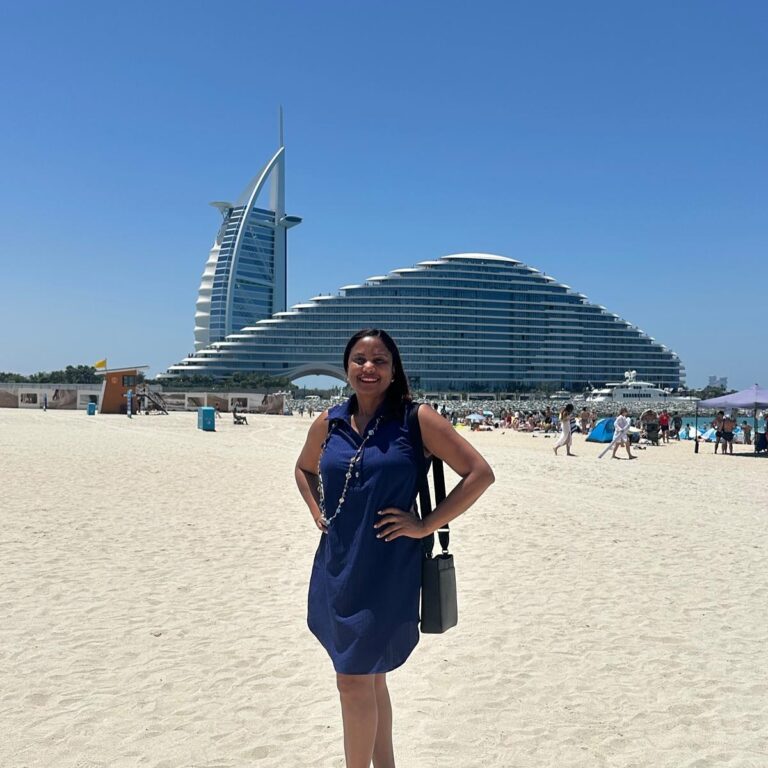 Viajera en la playa frente al Burj Al Arab en Dubái