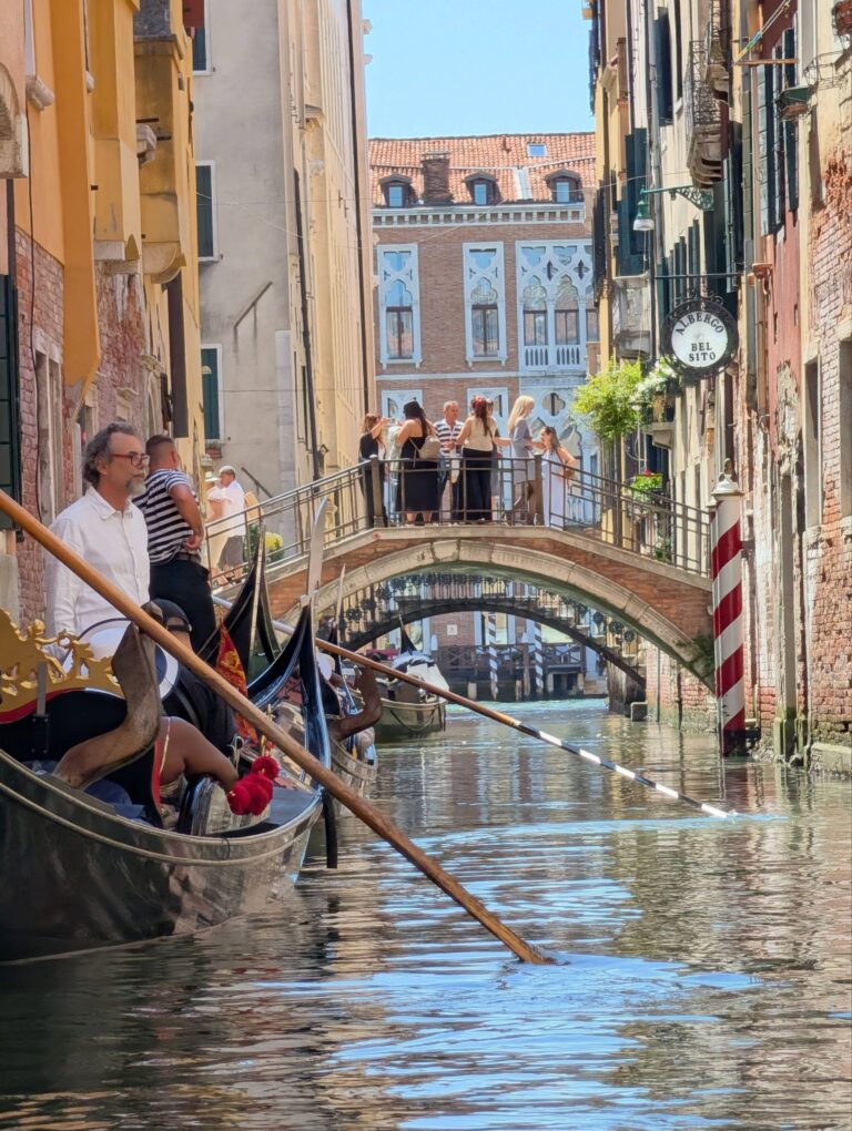 Paseo en góndola por un canal de Venecia