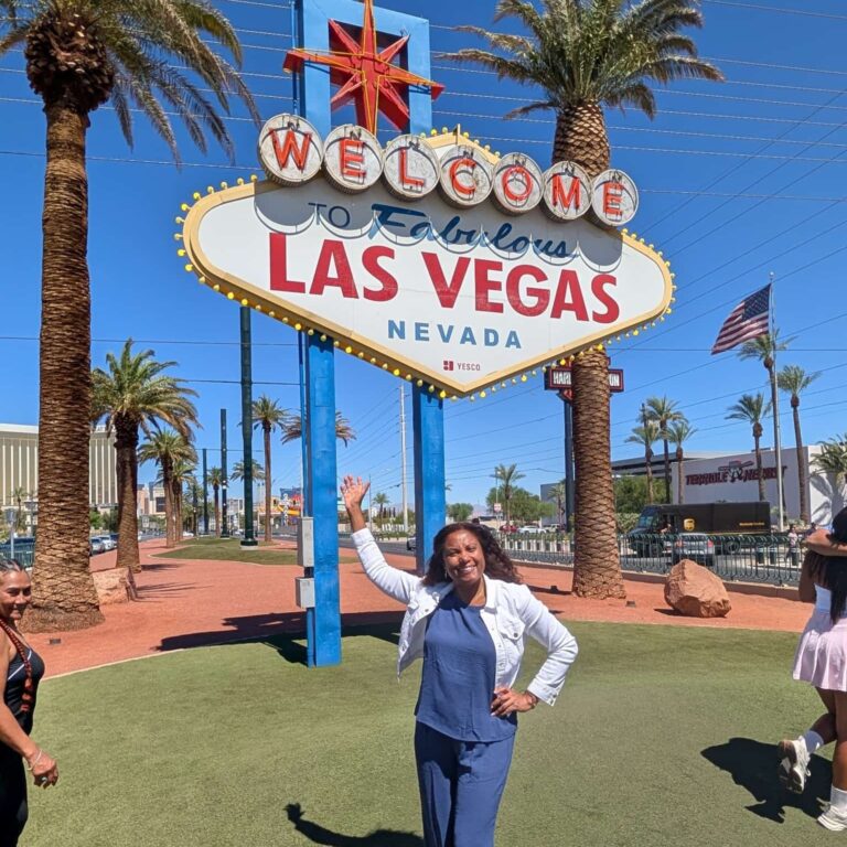 Viajera junto al letrero de bienvenida de Las Vegas