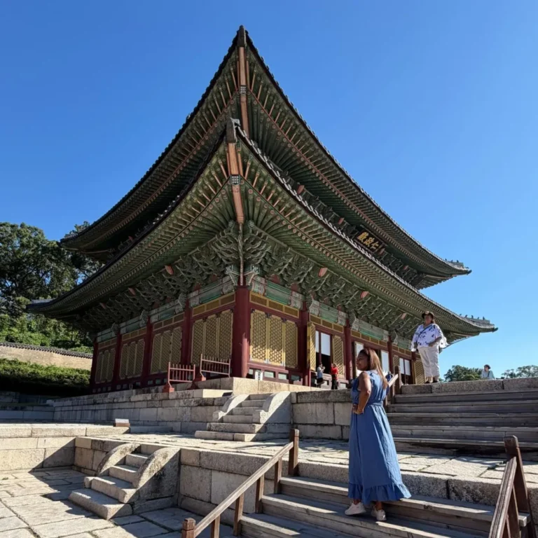 Viajera en la escalinata de un palacio tradicional coreano