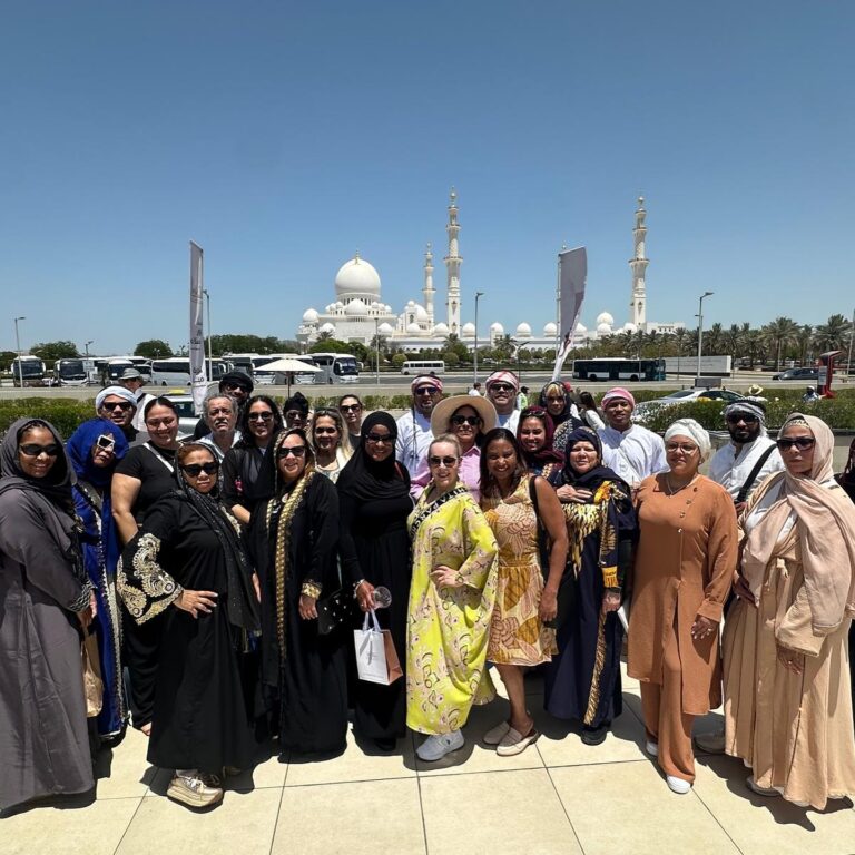 Grupo de viajeras frente a la Gran Mezquita Sheikh Zayed en Abu Dabi