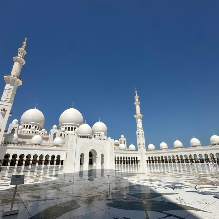 Gran Mezquita Sheikh Zayed en Abu Dabi bajo el cielo azul
