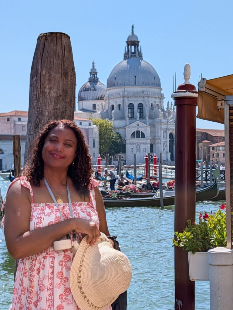 Viajera junto al Gran Canal con la basílica de la Salute al fondo, Venecia