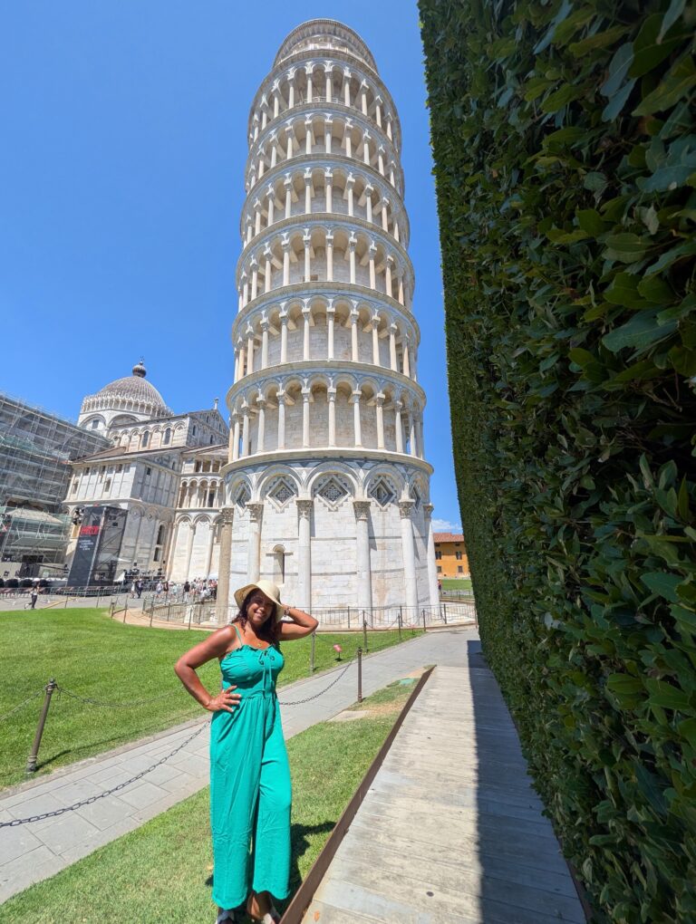 Viajera frente a la Torre inclinada de Pisa
